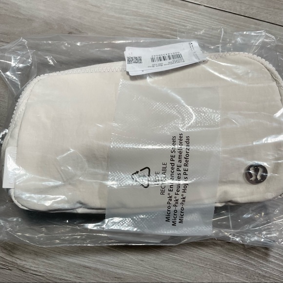 Lululemon Everywhere Belt Bag NWT - Picture 7 of 10